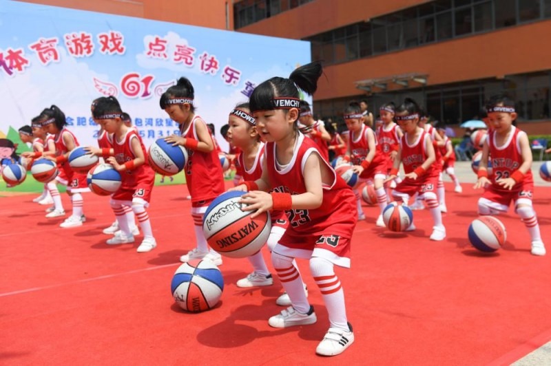 迈克·布朗：哈特整晚防字母哥都非常拼，唐斯进攻篮板很关键