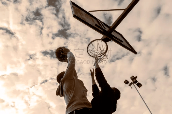 湖人队卢卡·东契奇引发争议，被NBA分析师称为“球霸”