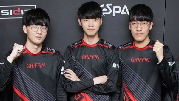 示证件时 示证件时